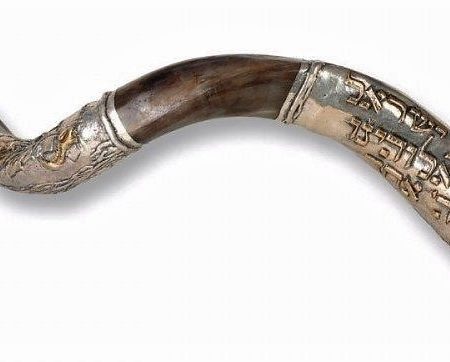 S "SHEMA ISRAEL..." YEMENITE LARGE SHOFAR ON STAND